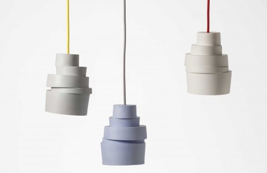 Stacked-Lampe-Suspension-design-en-porcelaine-avec-un-fil-de-couleur-540x394